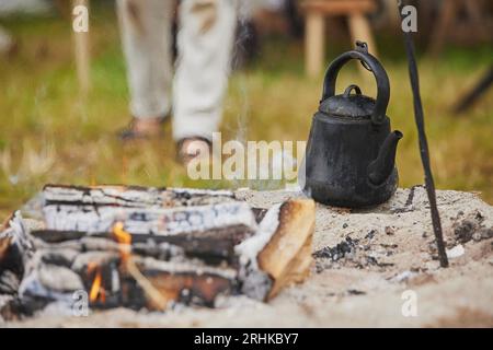 Bollitore acceso al fuoco al festival vichingo in Danimarca Foto Stock