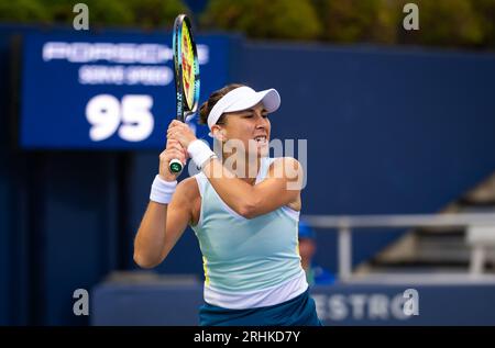 Belinda Bencic della Svizzera in azione durante il primo turno del torneo di tennis Western & Southern Open 2023, WTA 1000, il 15 agosto 2023 a Cincinnati, Stati Uniti Foto Stock