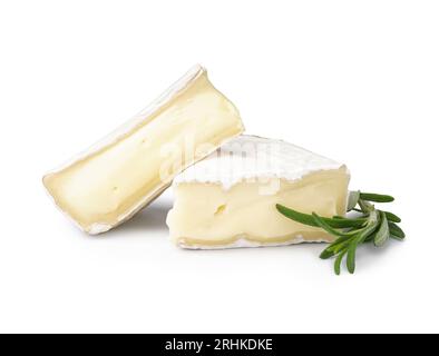 Pezzi di gustoso formaggio Camembert su fondo bianco Foto Stock