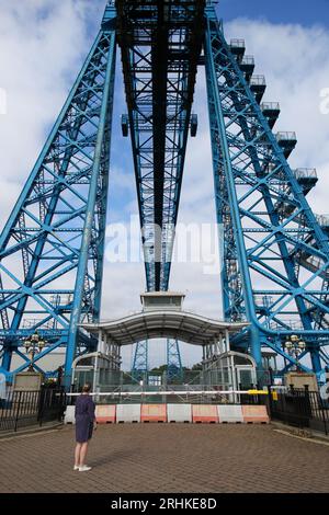 Vista generale del Middlesbrough Transporter Bridge sul fiume Tees. Il ponte è attualmente chiuso mentre gli ingegneri esaminano la struttura. Foto Stock