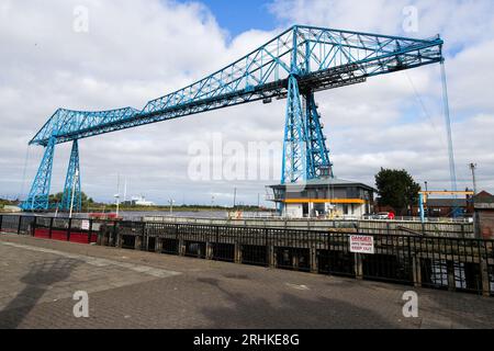 Vista generale del Middlesbrough Transporter Bridge sul fiume Tees. Il ponte è attualmente chiuso mentre gli ingegneri esaminano la struttura. Foto Stock