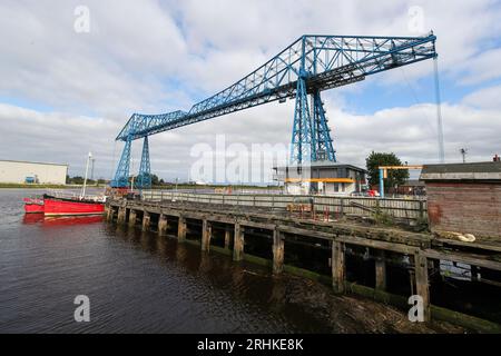 Vista generale del Middlesbrough Transporter Bridge sul fiume Tees. Il ponte è attualmente chiuso mentre gli ingegneri esaminano la struttura. Foto Stock