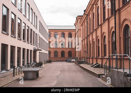 biciclette parcheggiate fuori dagli edifici scolastici Foto Stock