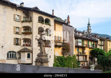 Chiavenna, Italia - 9 luglio 2023: Antica architettura medievale con la statua del santo Giovanni Nepomuceno nella città vecchia di Chiavenna, un'antica comm Foto Stock