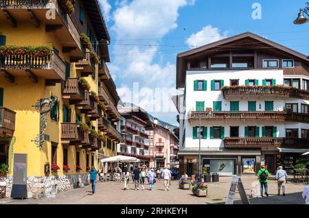 Cortina Ampezzo, Italia - 10 luglio 2023: Vita urbana nella storica zona commerciale pedonale di Cortina in Italia Foto Stock