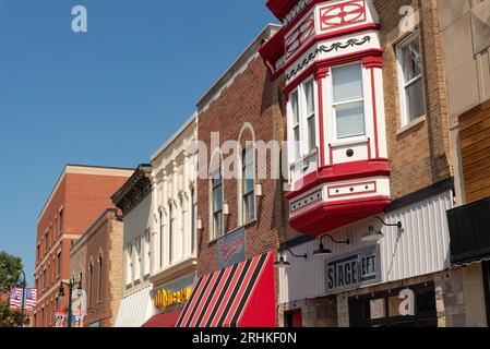 DeKalb, Illinois - Stati Uniti - 15 agosto 2023: Esterno degli edifici del centro e dei negozi a DeKalb, Illinois, USA. Foto Stock