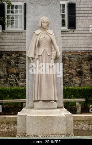 Statua della madre Pellegrina in memoria delle eroiche donne del Mayflower a Plymouth ma Foto Stock