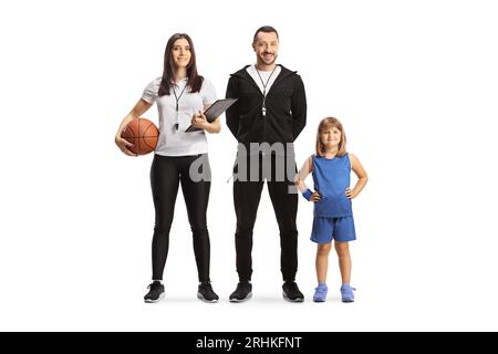 Allenatori di basket in posa con una bambina isolata su sfondo bianco Foto Stock