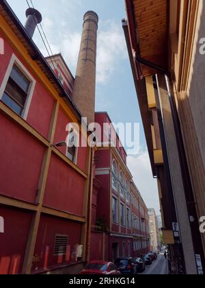 Strada stretta con parte del birrificio Sarajevska pivara lasciato nella città di Sarajevo, Bosnia ed Erzegovina, 17 agosto 2023. Foto Stock