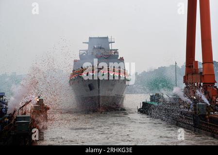 Kolkata, India. 17 agosto 2023. 17 agosto 2023, Kolakata, India: I dipendenti del Garden Reach Shipbuilders and Engineers (GRSE) celebrano come il presidente indiano Droupadi Murmu (non nella foto) lancerà la INS Vindhyagiri, l'ultima della serie di tre fregate P17, per la Marina indiana presso il molo GRSE il 17 agosto 2023, Kolakata, India. (Foto di Dipa Chakraborty/Eyepix Group/Sipa USA) credito: SIPA USA/Alamy Live News Foto Stock