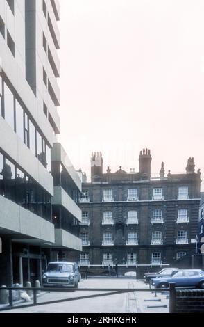 Fotografia d'archivio degli anni '1970 da Hopkins Street fino a Ingestre Place, Soho. L'edificio alla fine è St James's Dwellings, costruito nel 1886 per ospitare i lavoratori locali; è stato acquisito dalla Soho Housing Association nel 1985 e ristrutturato per fornire alloggi protetti per gli anziani. Ora è conosciuta come Pargiter Court. Foto Stock