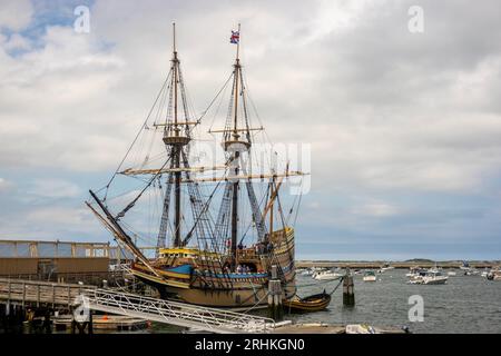 Mayflower II è un veliero di riproduzione in scala completa di Plimoths al suo ormeggio al molo di stato nel Pilgrim Memorial State Park di Plymouth, Massachusetts Foto Stock