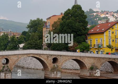 Ponte Latino sul fiume Miljacka in una serata estiva nella città di Sarajevo, Bosnia ed Erzegovina, 17 agosto 2023. Foto Stock