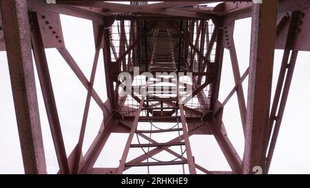 Struttura in metallo con una scala in metallo che conduce al piano superiore Foto Stock