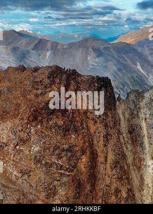 Tonsina, Stati Uniti. 11 agosto 2023. Due cacciatori si arenarono su una scogliera mentre cacciavano pecore selvatiche nella remota Tonsina Controlled Use area, l'11 agosto 2023 vicino a Tonsina, Alaska. L'Alaska Air National Guard salvò i due dalla scogliera alta 6.000 metri usando membri della squadra di pararescue dell'Air Force. Crediti: Alaska Guards/US Air Force/Alamy Live News Foto Stock