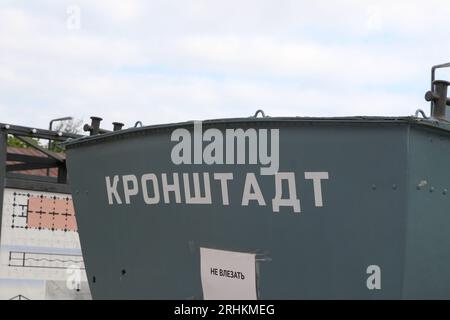 Kronstadt, Russia. 17 agosto 2023. L'iscrizione Kronstadt su una barca militare nel Parco militare patriottico della Cultura e del tempo libero del distretto militare occidentale "Patriot" a Kronstadt, vicino alla città di San Pietroburgo, Federazione Russa. Credito: SOPA Images Limited/Alamy Live News Foto Stock