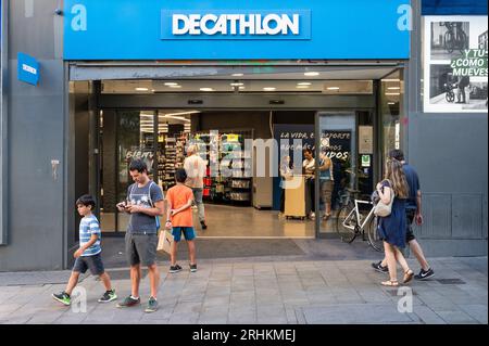 Madrid, Spagna. 16 agosto 2023. I clienti lasciano il negozio francese di articoli sportivi Decathlon in Spagna. (Foto di Xavi Lopez/SOPA Images/Sipa USA) credito: SIPA USA/Alamy Live News Foto Stock