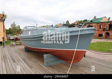 Kronstadt, Russia. 17 agosto 2023. Il battello marittimo di Leningrado è installato nel Parco militare Patriottico della Cultura e del tempo libero del distretto militare occidentale "Patriot" a Kronstadt, vicino alla città di San Pietroburgo, Federazione Russa. Credito: SOPA Images Limited/Alamy Live News Foto Stock