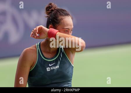 Mason, Ohio, USA. 17 agosto 2023. Qinwen Zheng (CHN) in azione durante il round di giovedì del Western and Southern Open presso il Lindner Family Tennis Center di Mason, Ohio. (Immagine di credito: © Scott Stuart/ZUMA Press Wire) SOLO USO EDITORIALE! Non per USO commerciale! Foto Stock