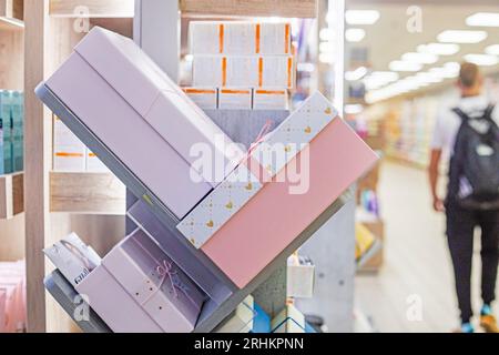 confezioni regalo di diverse dimensioni sugli scaffali del supermercato. Regalo per le vacanze Foto Stock