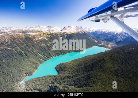 Fotografia aerea del lago Cheakamus blu turchese cristallino in estate Garibaldi Park Whistler, destinazione turistica della British Columbia Foto Stock