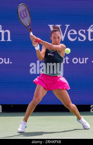 Mason, Ohio, USA. 17 agosto 2023. Qinwen Zheng (CHN) in azione durante il round di giovedì del Western and Southern Open presso il Lindner Family Tennis Center di Mason, Ohio. (Immagine di credito: © Scott Stuart/ZUMA Press Wire) SOLO USO EDITORIALE! Non per USO commerciale! Foto Stock