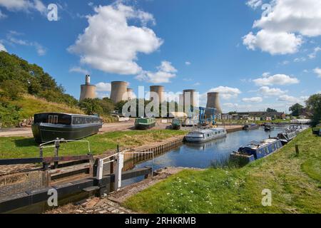 Nuova casa galleggiante fuori dall'acqua Foto Stock