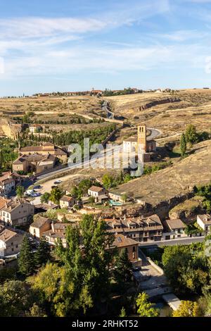 Segovia, Spagna, paesaggio della periferia della città con architettura residenziale spagnola, Chiesa di la vera Cruz e strada tortuosa vista dalla Torre di Giovanni Foto Stock