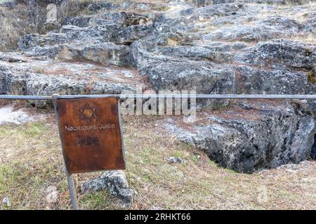 Cimitero ebraico di Segovia fuori dalle mura della città di Segovia, necropoli ebraica medievale con tombe scolpite in una roccia e cartello con la Stella di David. Foto Stock