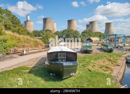 Nuova casa galleggiante fuori dall'acqua Foto Stock