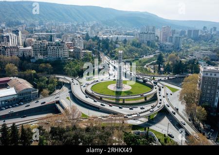 Raccordo anulare vicino a Piazza degli Eroi, Tbilisi, vista aerea. Foto Stock