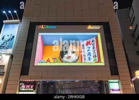 tokyo, giappone - 7 agosto 2023: Primo piano sulla facciata dell'edificio alta con un grande schermo pubblicitario che promuove il secondo anniversario del super realis Foto Stock