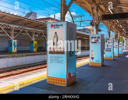 tokyo, giappone - 18 luglio 2023: Piattaforma ferroviaria della stazione ferroviaria di Shibamata, le cui colonne sono decorate da cartelli con il famoso film giapponese Foto Stock