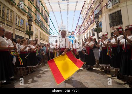 Un gruppo di persone in abiti tradizionali è visto ballare "verdiales" e cantare in via Marques de Larios mentre prendono parte alla Fiera di Malaga del 2023. Migliaia di persone si sono riunite nelle strade principali della città per partecipare alla fiera di Malaga in un'atmosfera festosa. Nel corso di una settimana, migliaia di turisti e abitanti del luogo potranno godersi i concerti, ballare il flamenco nelle strade e altre attività come la fiera della corrida e gli spettacoli ippici. Foto Stock