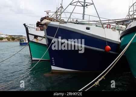 Barche da pesca in legno ormeggiate a Small Harbor Foto Stock