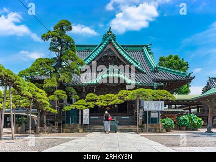 tokyo, giappone - 18 luglio 2023: Donna in preghiera nel tempio buddista giapponese Taishakuten, presente nella famosa serie cinematografica Otoko wa tsurai yo Foto Stock