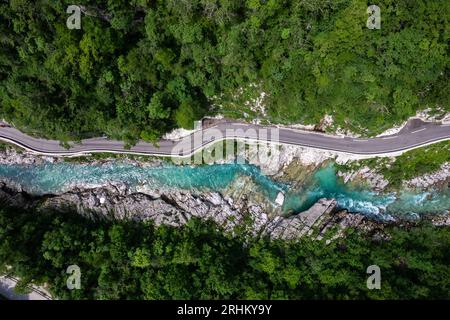 Vista aerea sul fiume Soca nella valle di Soca, Slovenia. Foto Stock