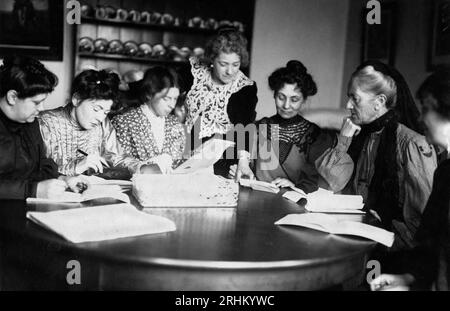 I leader della WSPU Flora Drummond, Christabel Pankhurst, Annie Kenney, Emmeline Pankhurst, Charlotte Despard, con altri due, 1906–1907 Foto Stock