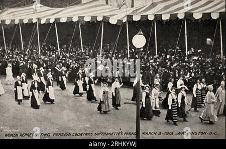 La processione del 1913 fu la prima parata suffragista a Washington. Organizzato dalle suffragette Alice Paul e Lucy Burns per la National American Woman Suffrage Association, il suo scopo era quello di protestare contro la struttura politica della società americana, dalla quale le donne erano escluse. Foto Stock