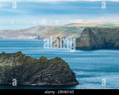 La splendida costa frastagliata di promontori e insenature, a nord di Tintagel, nella Cornovaglia settentrionale nell'Inghilterra sudoccidentale. Vista aerea Foto Stock