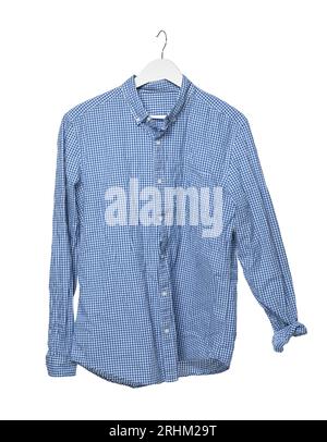 Camicia Vichy blu chiaro schiacciata su appendiabiti su sfondo bianco Foto Stock