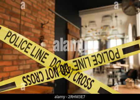 Nastro giallo della scena del crimine in un ristorante vuoto Foto Stock