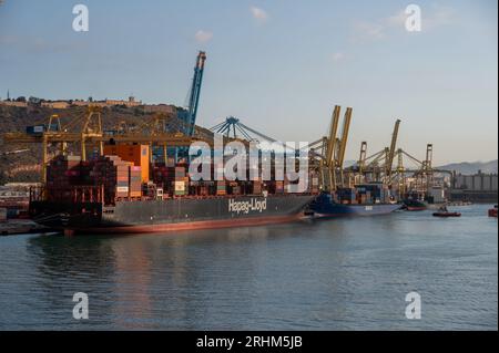 Barcellona, Spagna - 27 luglio 2023: Navi portacontainer nel porto di Barcellona. Foto Stock