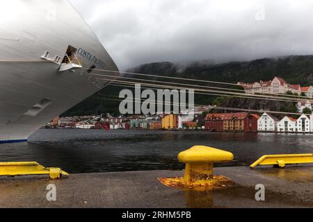 Bergen - 2 luglio 2017: Grande prua della nave da crociera nel porto di Bergen, Norvegia. Foto Stock