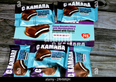 Cairo, Egitto, luglio 29 2023: C. Kamara biscotti di cacao di qualità premium ripieni di marshmallow e ricoperti di cacao e cioccolato, C Kamara Cocoa Choco Foto Stock