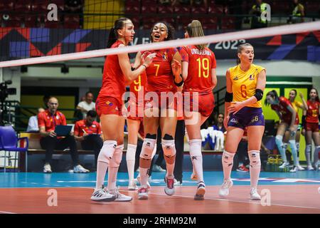 Monza, Italia. 17 agosto 2023. I giocatori rumeni festeggiano durante il CEV EuroVolley 2023 Women Final Round Pool B, partita di pallavolo tra Romania e Croazia all'Arena di Monza. Punteggio finale; Romania-Croazia 3-1 (25-22, 25-21, 23-25, 25-19) credito: SOPA Images Limited/Alamy Live News Foto Stock