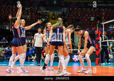 Monza, Italia. 17 agosto 2023. I giocatori della Croazia festeggiano durante il CEV EuroVolley 2023 Women Final Round Pool B, partita di pallavolo tra Romania e Croazia all'Arena di Monza. Punteggio finale; Romania-Croazia 3-1 (25-22, 25-21, 23-25, 25-19) credito: SOPA Images Limited/Alamy Live News Foto Stock