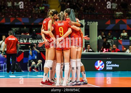 Monza, Italia. 17 agosto 2023. I giocatori rumeni festeggiano durante il CEV EuroVolley 2023 Women Final Round Pool B, partita di pallavolo tra Romania e Croazia all'Arena di Monza. Punteggio finale; Romania-Croazia 3-1 (25-22, 25-21, 23-25, 25-19) credito: SOPA Images Limited/Alamy Live News Foto Stock