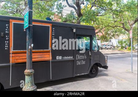 NEW ORLEANS, LA, USA - 6 AGOSTO 2023: Ditto's DID DAT food Truck su Esplanade Avenue Foto Stock