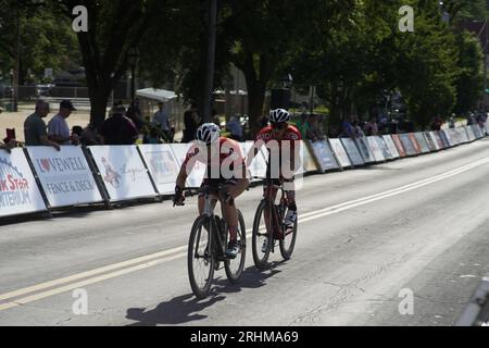 Ciclisti che gareggiano alle Criterium Cycle Races nel villaggio di East Davenport. Foto Stock